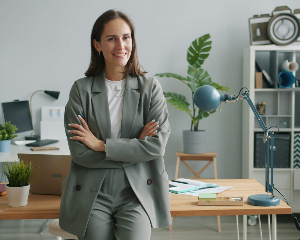 Schulsekretärin im Büro — Stellvertretungen organisieren mit StellvertretungsHub